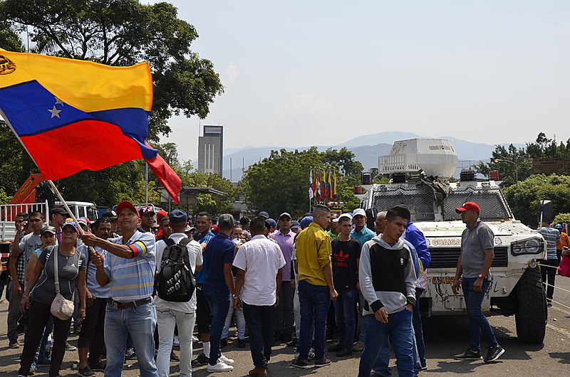 População continua ocupando as três pontes internacionais do estado venezuelano de Táchira; fronteira está fechada