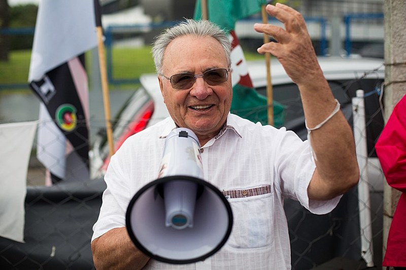 Padre Pedrinho Guareschi visitou o ex-presidente Lula nesta segunda, e logo após falou com a imprensa e com militantes na Vigília #LulaLivre