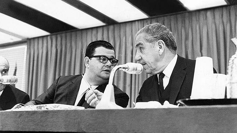 Ex-ministro Delfim Netto (esq.) conversa com o então presidente Costa e Silva (dir.)