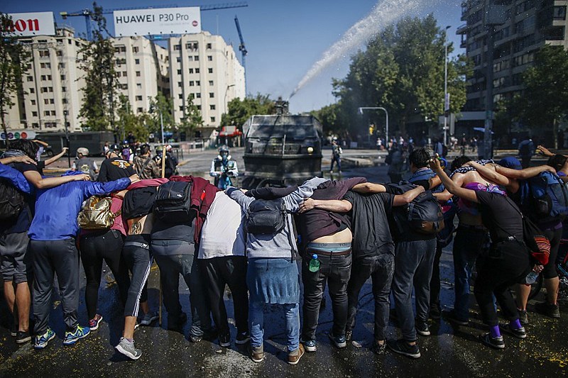 O descontentamento chega a tal ponto que estamos falando de manifestações gigantes, de centenas de milhares de pessoas em muitos casos