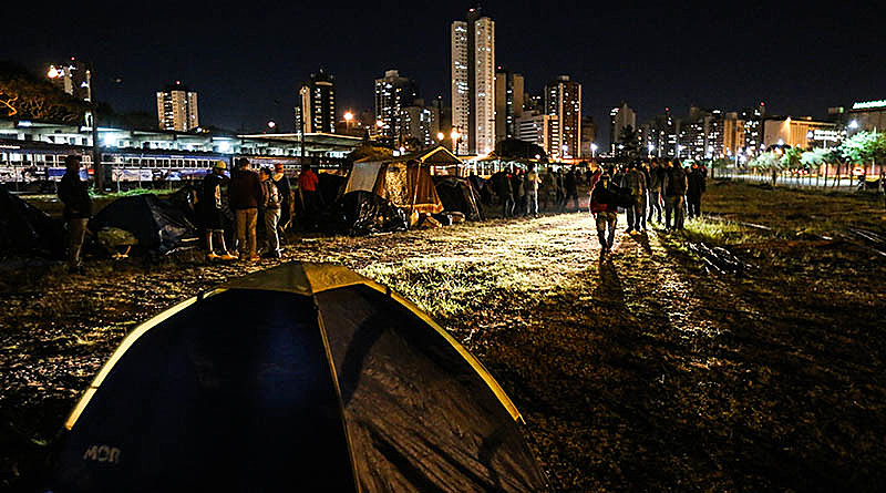 Área ocupada fica em terreno nos fundos da Rodoferroviária de Curitiba