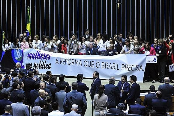 Deputadas federais protestam no plenário da Câmara por maior participação feminina na política