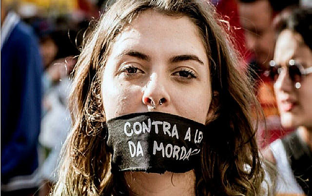 Segundo especialistas, projeto prejudica o livre acesso ao conhecimento, garantido pela Constituição