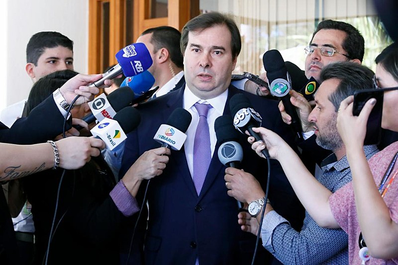Rodrigo Maia (centro) aposta na aprovação da reforma
