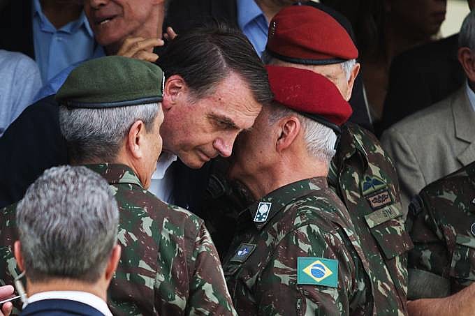 "Bolsonaro tenta completar o serviço, intervindo na Polícia Federal e na Receita. A democracia brasileira está por um fio"