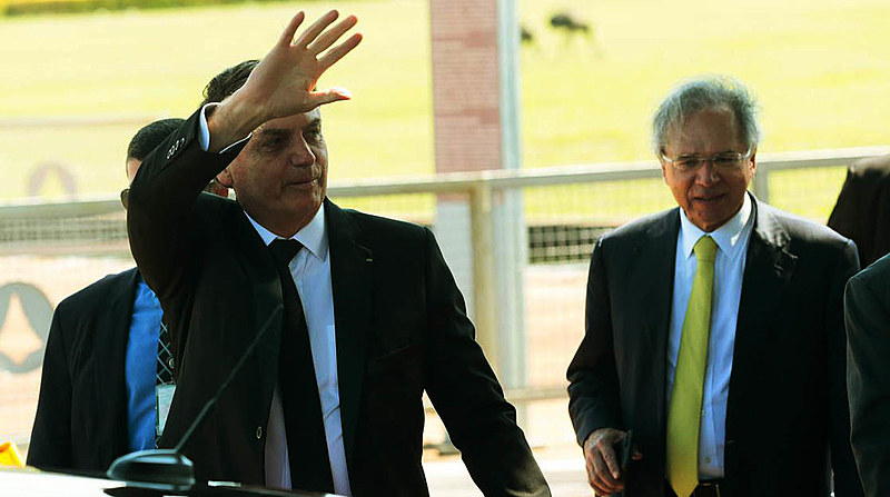 Saída de dólares recorde, queda nas exportações e nos investimentos. Política econômica de Bolsonaro/Guedes piora situação brasileira