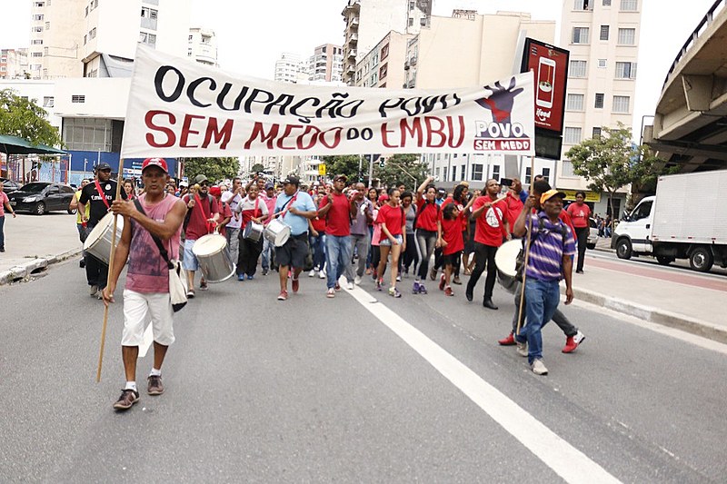 Militantes da Frente Povo Sem Medo na Avenida Angélica, em São Paulo (SP), nesta quinta (12)
