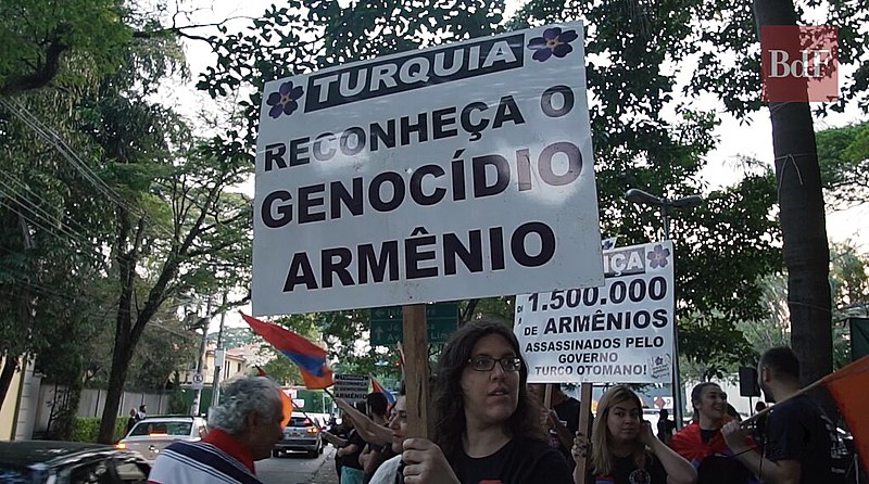 Descendentes de armênios realizam protesto, nessa terça-feira (24), em frente à Embaixada da Turquia em São Paulo