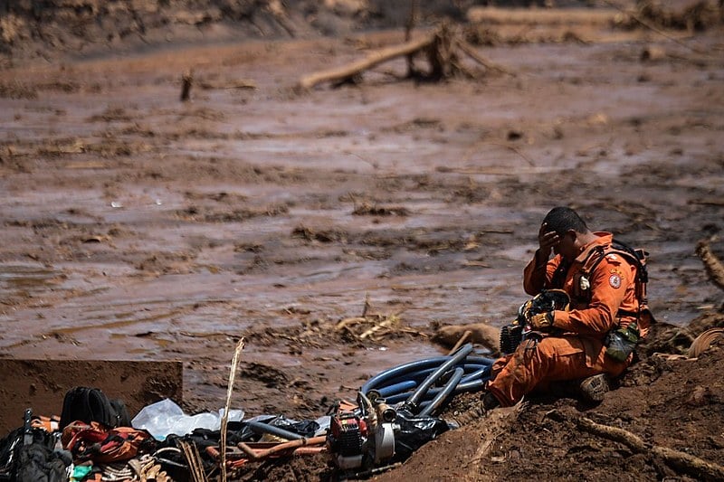 Bombeiro durante quinto dia de buscas em Brumadinho (MG)