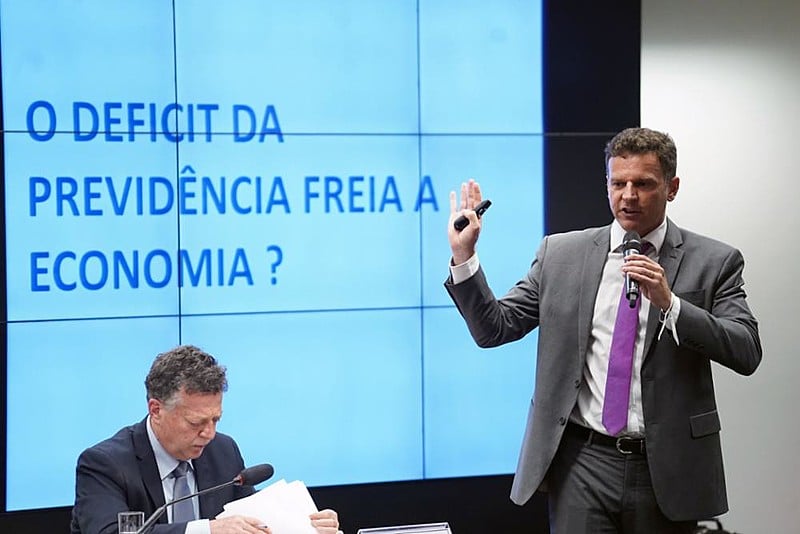 “População está com ideia errada de que está se tirando dos riscos pra dar pros pobres", afirma ex-banqueiro Eduardo Moreira sobre reforma