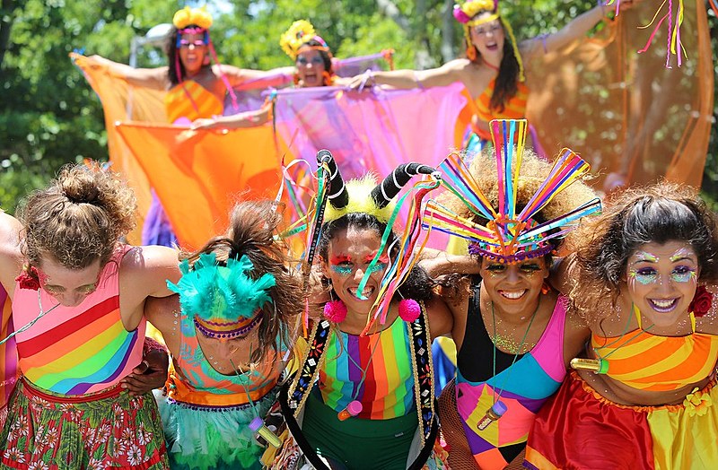 Uma das marcas do carnaval deste ano é a politização dos temas dos blocos e dos enredos das escolas de samba em todo o Brasil