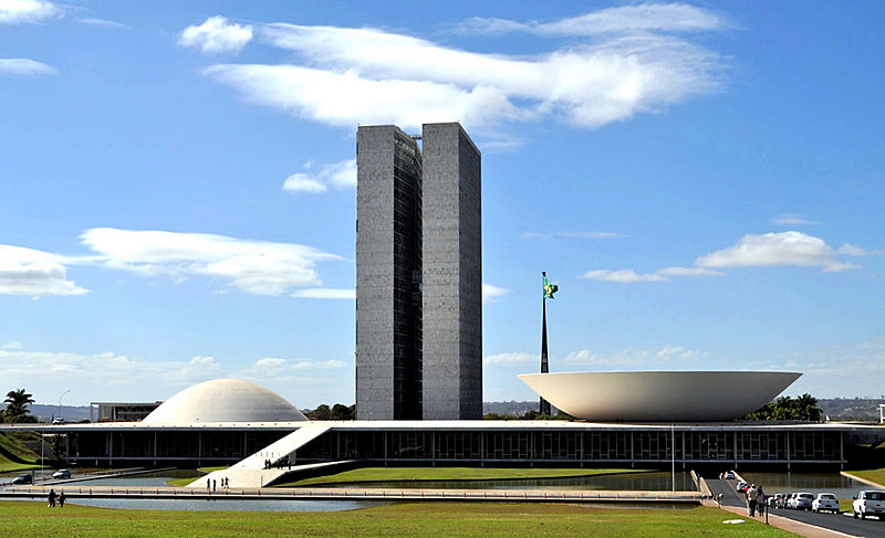 O valor praticamente triplica quando considerados os cerca de R$ 50.000 que deputados recebem como auxílio-moradia, passagens e ajuda de custo