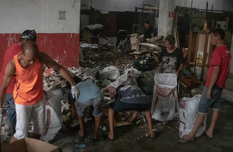 Após incêndio na Favela do Cimento (SP), centenas de famílias tentam reconstruir seus barracos em um galpão abandonado