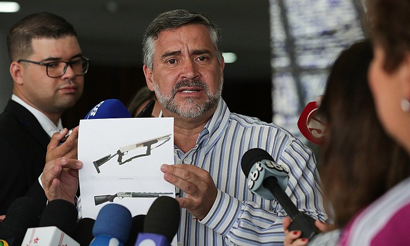 Líder do PT na Câmara dos Deputados, Deputado Federal Paulo Pimenta critica decreto que flexibiliza posse de armas, durante coletiva.