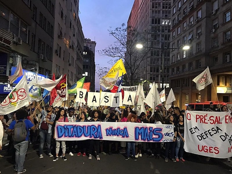 Após concentração na Esquina Democrática, ato percorreu as ruas da capital gáucha