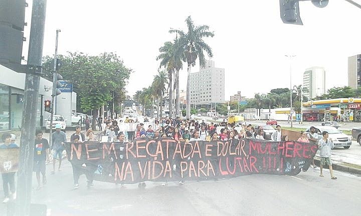Cerca de 100 estudantes protestavam na avenida Antônio Carlos, em Belo Horizonte, quando foram reprimidos pela Polícia Militar