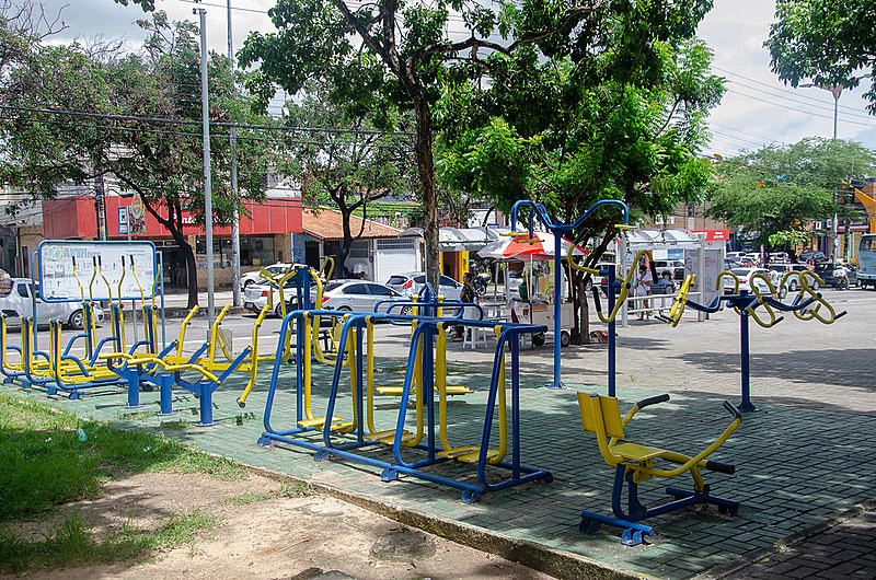 Construída em volta do Mercado Público Joaquim Távora, a praça conta com pista de skate, academia, cachorródromo e o Mercado da Flor