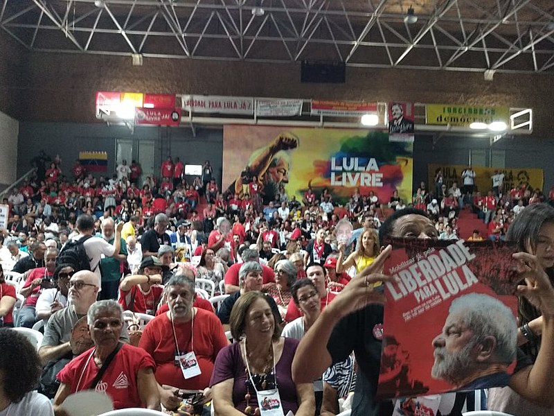 Militantes gritam palavras de ordem pela liberdade de Lula