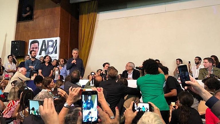 Chico Buarque falas durante ato em solidariedade a Glenn Greenwald no Rio