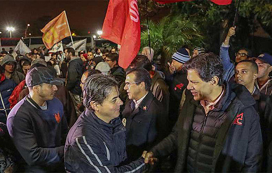 Fernando Haddad durante corpo a corpo com metalúrgicos em São Bernardo do Campo