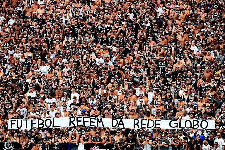 Modelo atual de transmissão do futebol prejudica torcedores