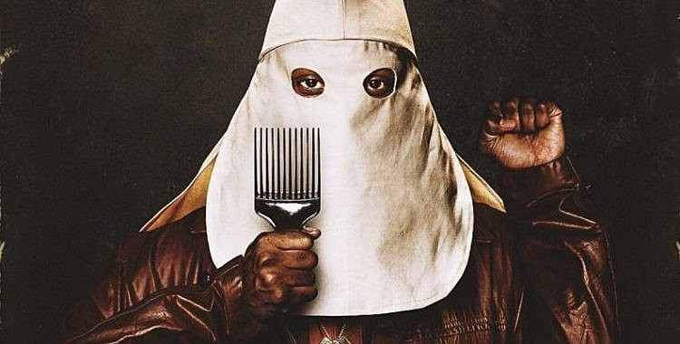 Após encontrar um anúncio da “KKK” no jornal, Ron tem a ideia de infiltrar se no grupo, se comunicando através de telefonemas e cartas