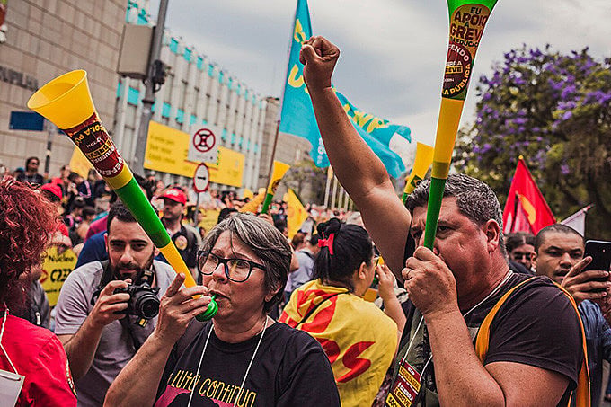 Professores estaduais e outras categorias protestavam em frente ao palácio Piratini quando incidente ocorreu