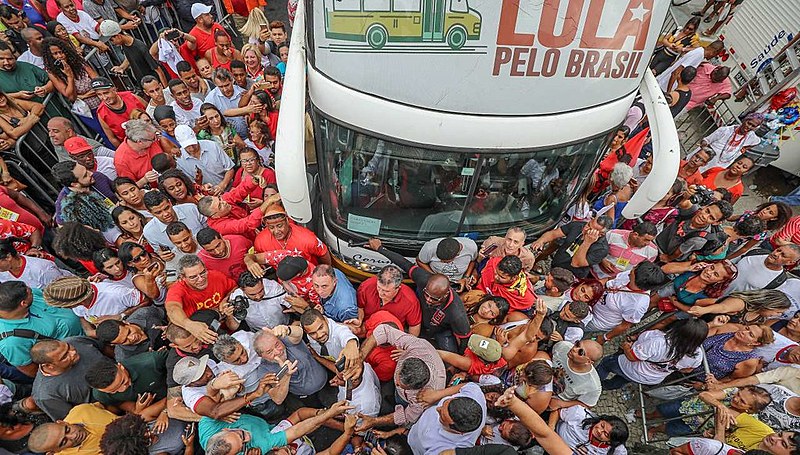 A atividade tem o molde da Caravana da Cidadania e da caravana Lula pelo Brasil, realizadas na década de 80 e em 2017