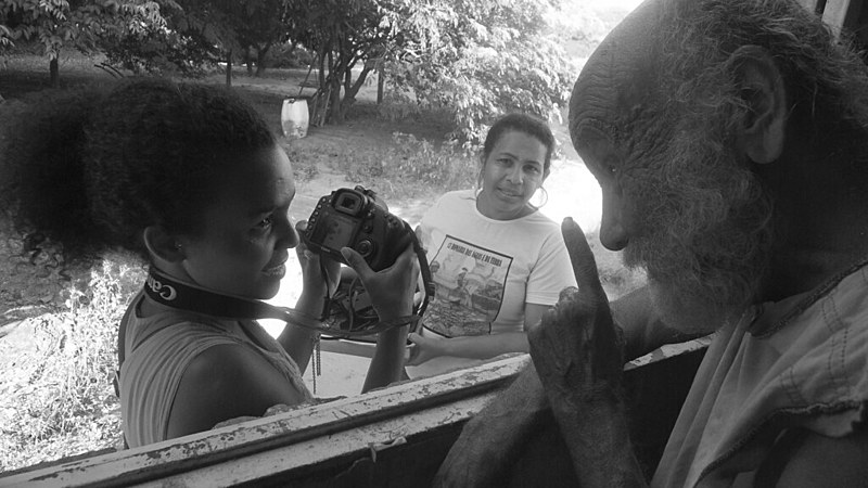 Valda Nogueira sendo fotografada pelas lentes de Ripper durante trabalho fotográfico no norte de Minas Gerais