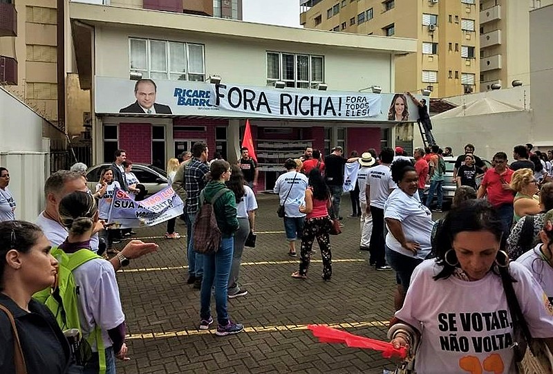 Uma faixa com a frase “Fora Richa! Fora todos eles!” foi pendurada sobre a fachada do prédio.