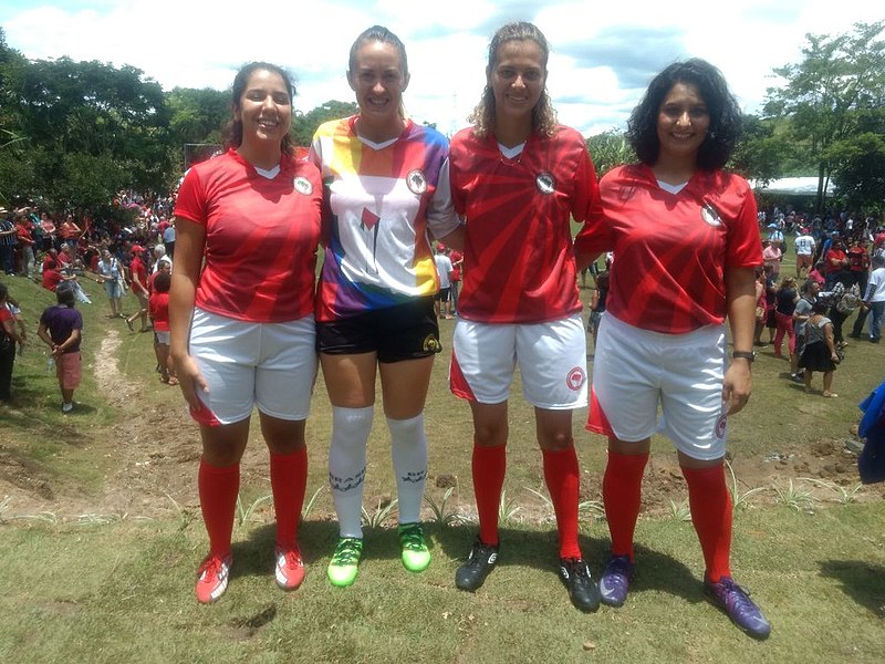 Mulheres do MST após o jogo de inauguração do campo Doutor Sócrates Brasileiro em Guararema
