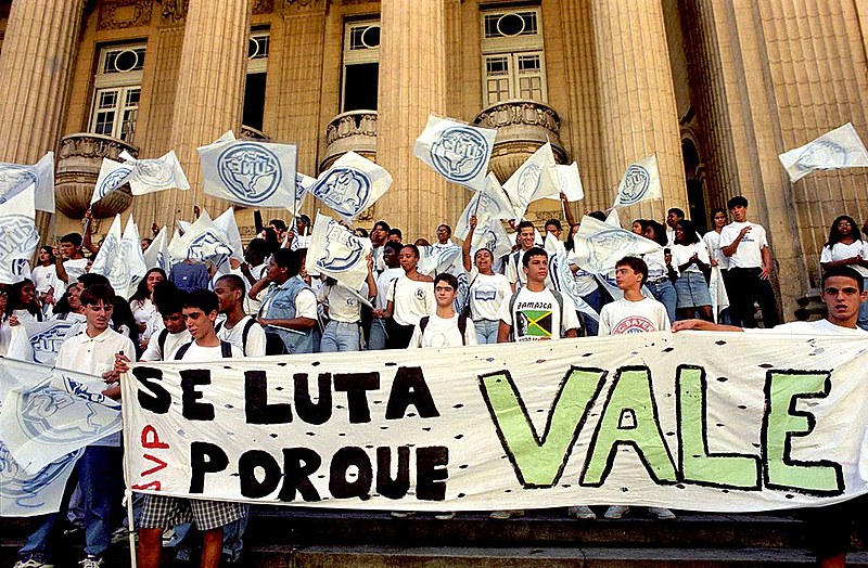 Estudantes fazem ato contra a privatização da Vale em frente ao prédio da Bolsa de Valores do Rio