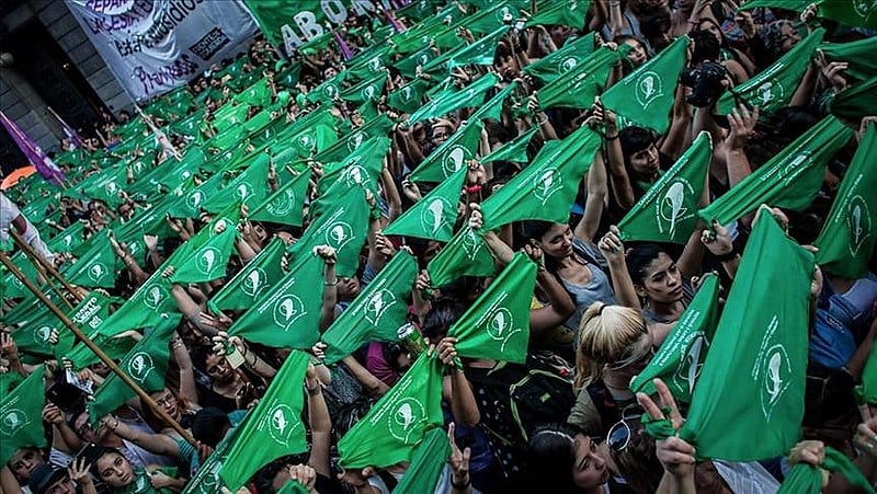 Os lenços verdes nos protestos feministas na Argentina viraram símbolo resistência contra o machismo