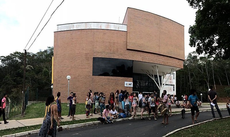 Alunos se manifestam contra a PEC 241 na Universidade Federal de Viçosa