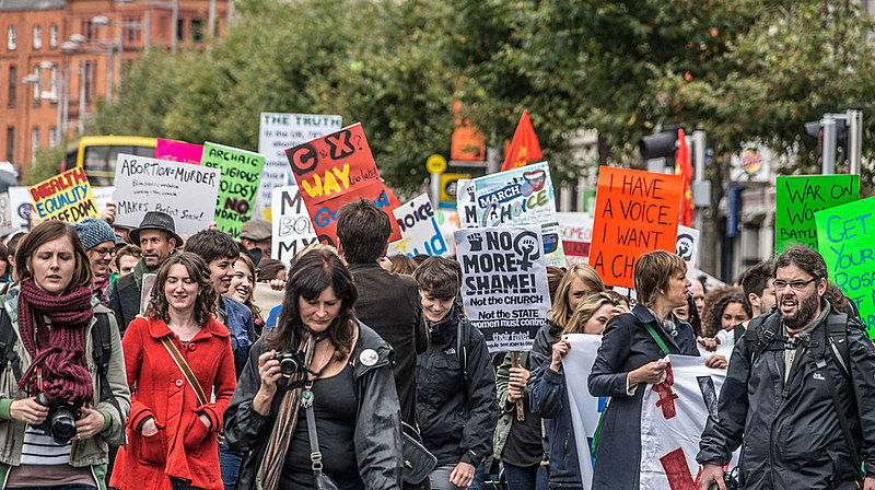 Apesar de tentativa de polarização de partidos conservadores, população irlandesa votou pela legalização do aborto