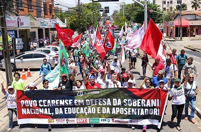 Os sindicatos têm como base a luta pela defesa dos interesses sociais, econômicos e profissionais de determinados grupos/setores.