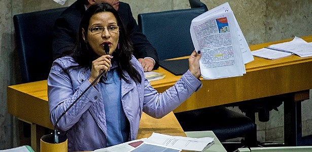 Juliana no plenário da Câmara. Jovens vereadores segundo ela apresentam projetos de privatização do serviço público