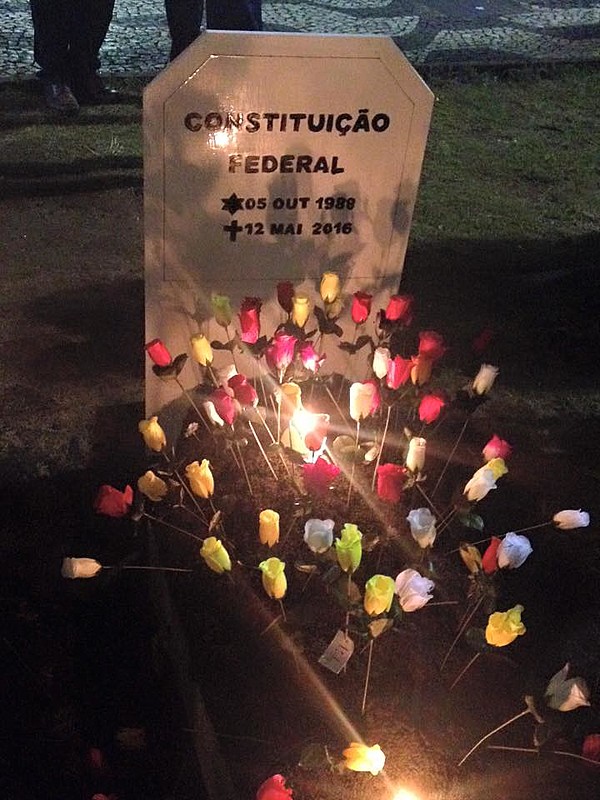 Protesto no Largo de São Francisco reuniu estudantes, professores e movimentos sociais em "enterro" da Constituição