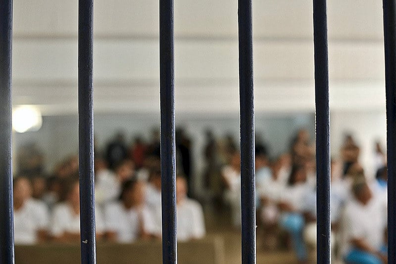 Em 2017, a população carcerária brasileira era de 622 mil presos. Em 2019, subiu para 726 mil pessoas encarceradas