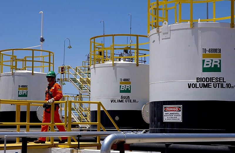 A crise que afeta o mercado do petróleo, com baixo valor do barril, provocou prejuízos nas mais importantes empresas do setor.