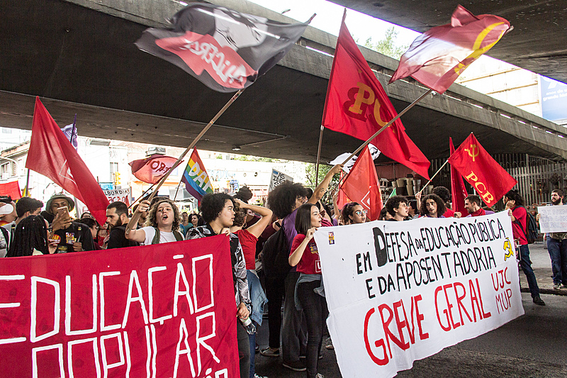 Depois de reunir milhões nas ruas do Brasil no dia 15, estudantes chamam novos protestos contra as ofensivas do governo federal
