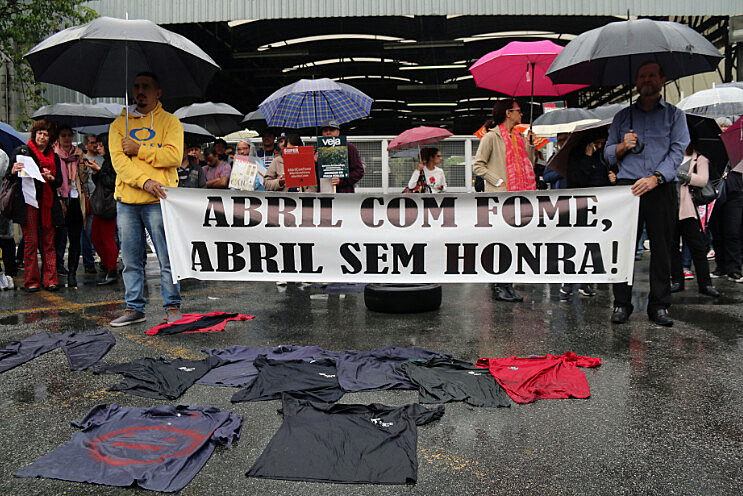 Em protesto contra demissões e calote, funcionários entregam carta com reivindicações aos proprietários