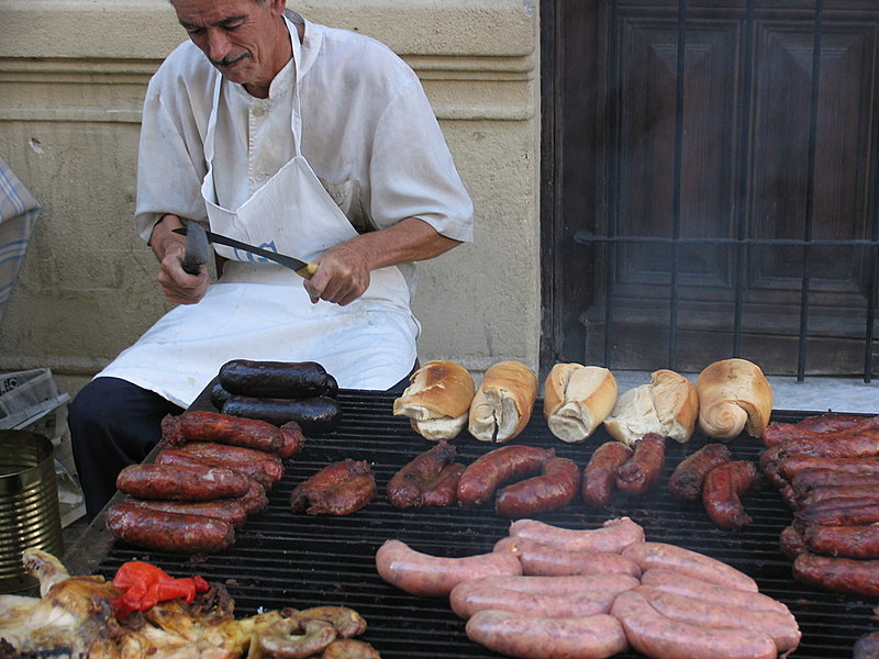 O choripan "é um lanche barato, geralmente associado aos pobres, às partidas de futebol ou festas populares"