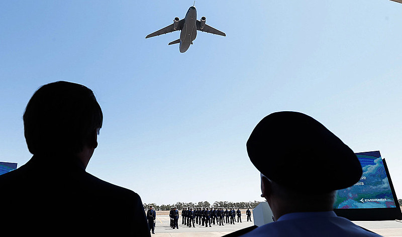Jair Bolsonaro recebe as honras militares na Cerimônia de Recebimento da Aeronave KC-390 pela Força Aérea Brasileira