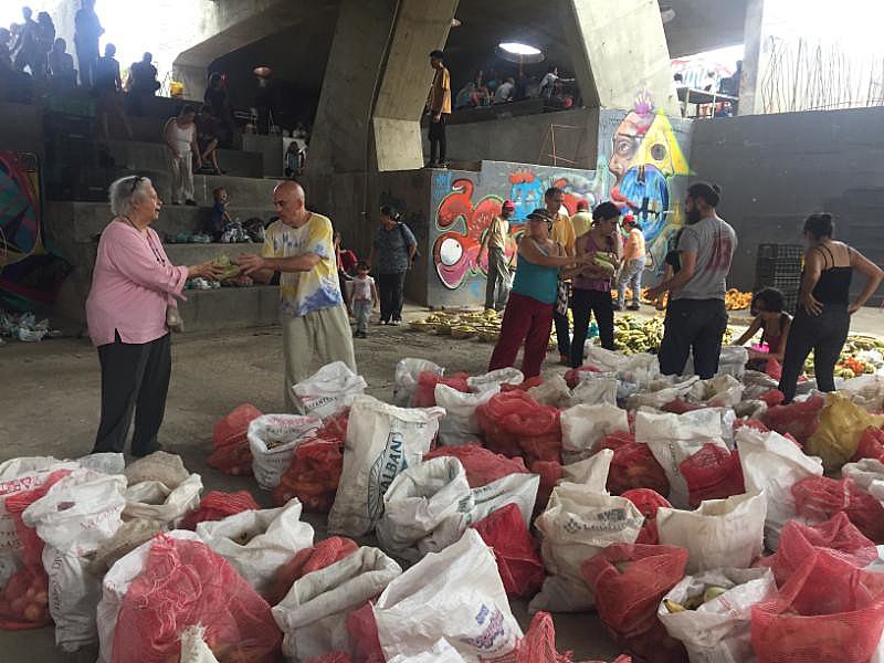 O consumo mensal acontece num espaço aberto do parque cultural Tiuna El Fuerte, no bairro El Valle, zona oeste de Caracas