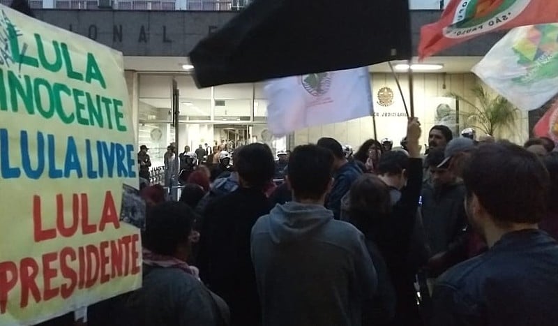 Organizado pela Frente Brasil Popular, manifestação na capital paulista teve faixas em defesa do ex-presidente