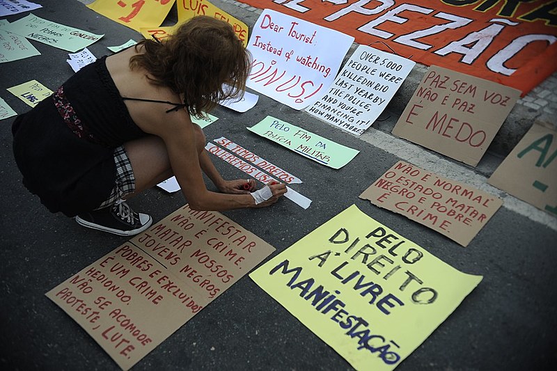 Caminhada silenciosa em Copacabana em protesto pelo direito à livre manifestação e contra a violação de direitos humanos nas favelas