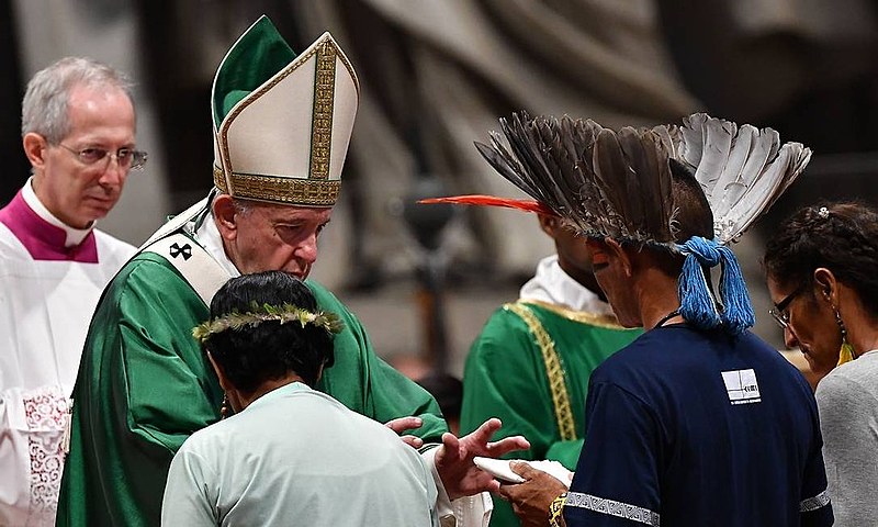 Na missa de abertura do evento, na manhã deste domingo, o Papa Francisco criticou o fogo que "devastou recentemente a Amazônia".