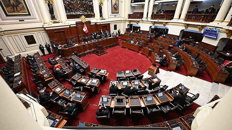 Parlamentares peruanos se reúnem após anúncio da dissolução do Congresso por parte do presidente do país, Martín Vizcarra