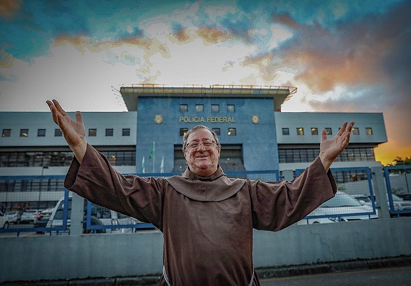 A visita é permitida para líderes religiosos. Além do Frei Sérgio, o monge beneditino Marcelo Barros e  Leonardo Boff já visitaram Lula.